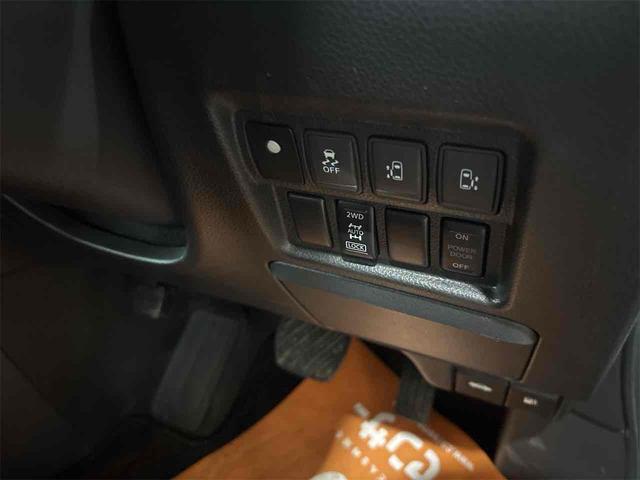 エルグランド ２５０ハイウェイスターＳ　アーバンクロム　４ＷＤ　オートクルーズコントロール　両側電動スライドドア　オートライト　ＬＥＤヘッドランプ　スマートキー　電動格納ミラー　後席モニター　３列シート　オットマン　ＣＶＴ　アルミホイール　盗難防止システム（4枚目）