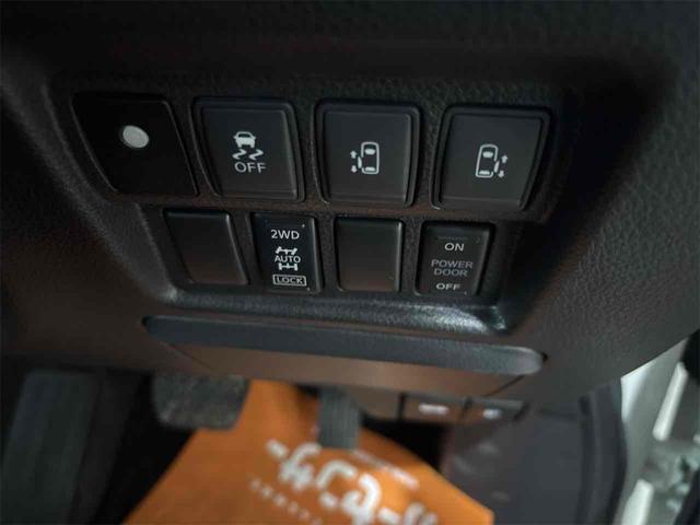 エルグランド ２５０ハイウェイスターＳ　アーバンクロム　４ＷＤ　オートクルーズコントロール　両側電動スライドドア　オートライト　ＬＥＤヘッドランプ　スマートキー　電動格納ミラー　後席モニター　３列シート　オットマン　ＣＶＴ　アルミホイール　盗難防止システム（5枚目）