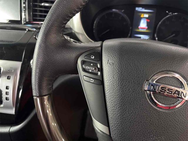 エルグランド ２５０ハイウェイスターＳ　アーバンクロム　４ＷＤ　オートクルーズコントロール　両側電動スライドドア　オートライト　ＬＥＤヘッドランプ　スマートキー　電動格納ミラー　後席モニター　３列シート　オットマン　ＣＶＴ　アルミホイール　盗難防止システム（7枚目）