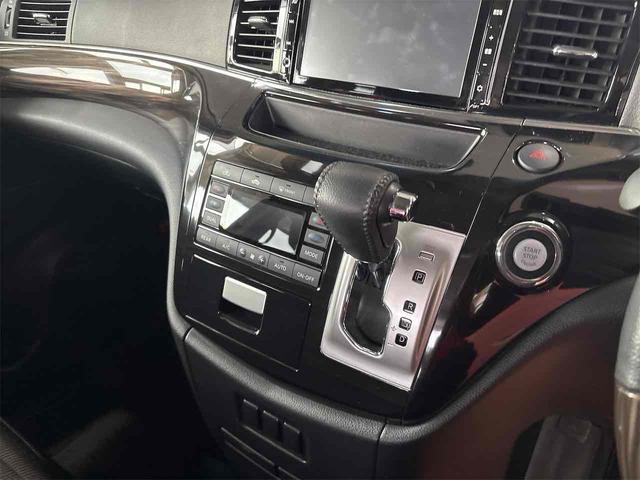 エルグランド ２５０ハイウェイスターＳ　アーバンクロム　４ＷＤ　オートクルーズコントロール　両側電動スライドドア　オートライト　ＬＥＤヘッドランプ　スマートキー　電動格納ミラー　後席モニター　３列シート　オットマン　ＣＶＴ　アルミホイール　盗難防止システム（8枚目）