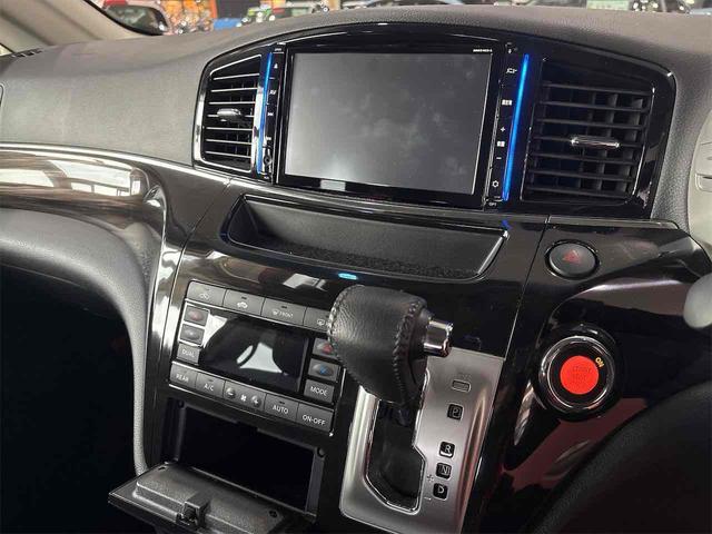 エルグランド ２５０ハイウェイスターＳ　アーバンクロム　４ＷＤ　オートクルーズコントロール　両側電動スライドドア　オートライト　ＬＥＤヘッドランプ　スマートキー　電動格納ミラー　後席モニター　３列シート　オットマン　ＣＶＴ　アルミホイール　盗難防止システム（9枚目）