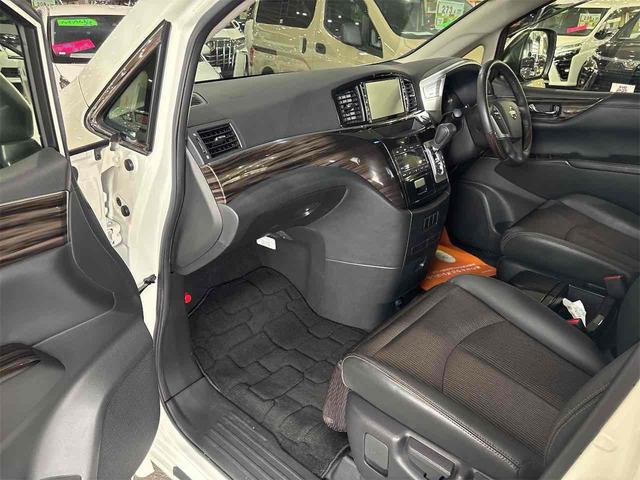 エルグランド ２５０ハイウェイスターＳ　アーバンクロム　４ＷＤ　オートクルーズコントロール　両側電動スライドドア　オートライト　ＬＥＤヘッドランプ　スマートキー　電動格納ミラー　後席モニター　３列シート　オットマン　ＣＶＴ　アルミホイール　盗難防止システム（11枚目）