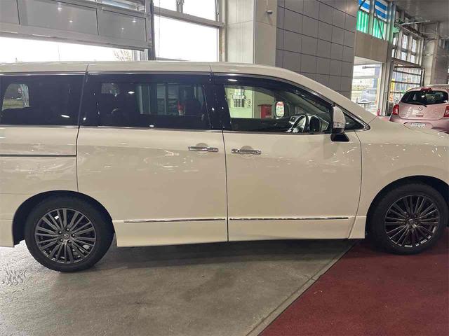 エルグランド ２５０ハイウェイスターＳ　アーバンクロム　４ＷＤ　オートクルーズコントロール　両側電動スライドドア　オートライト　ＬＥＤヘッドランプ　スマートキー　電動格納ミラー　後席モニター　３列シート　オットマン　ＣＶＴ　アルミホイール　盗難防止システム（14枚目）