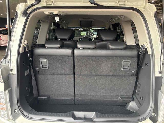 エルグランド ２５０ハイウェイスターＳ　アーバンクロム　４ＷＤ　オートクルーズコントロール　両側電動スライドドア　オートライト　ＬＥＤヘッドランプ　スマートキー　電動格納ミラー　後席モニター　３列シート　オットマン　ＣＶＴ　アルミホイール　盗難防止システム（18枚目）