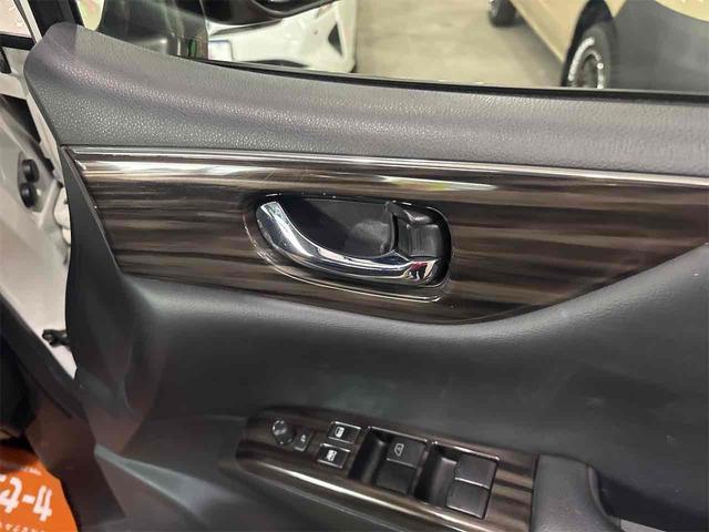 エルグランド ２５０ハイウェイスターＳ　アーバンクロム　４ＷＤ　オートクルーズコントロール　両側電動スライドドア　オートライト　ＬＥＤヘッドランプ　スマートキー　電動格納ミラー　後席モニター　３列シート　オットマン　ＣＶＴ　アルミホイール　盗難防止システム（25枚目）