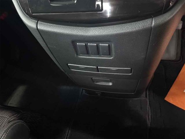 エルグランド ２５０ハイウェイスターＳ　アーバンクロム　４ＷＤ　オートクルーズコントロール　両側電動スライドドア　オートライト　ＬＥＤヘッドランプ　スマートキー　電動格納ミラー　後席モニター　３列シート　オットマン　ＣＶＴ　アルミホイール　盗難防止システム（26枚目）