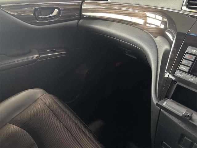 エルグランド ２５０ハイウェイスターＳ　アーバンクロム　４ＷＤ　オートクルーズコントロール　両側電動スライドドア　オートライト　ＬＥＤヘッドランプ　スマートキー　電動格納ミラー　後席モニター　３列シート　オットマン　ＣＶＴ　アルミホイール　盗難防止システム（30枚目）