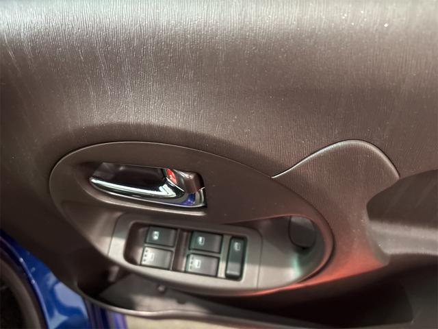 パッソ 1.0X Lパッケージ・キリリ 4WD アルミホイール HID スマートキー 電動格納ミラー CVT 盗難防止システム 衝突安全ボディ ベンチシート ABS ESC CD USB ミュージックプレイヤー接続可 エアコン(7枚目)