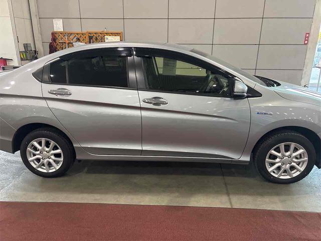 グレイス ハイブリッドＬＸ　４ＷＤ　オートクルーズコントロール　バックカメラ　ナビ　ＴＶ　アルミホイール　オートライト　ＬＥＤヘッドランプ　ＡＴ　シートヒーター　スマートキー　アイドリングストップ　電動格納ミラー（16枚目）