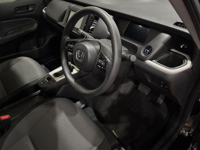 フィット ｅ：ＨＥＶベーシック　４ＷＤ　バックカメラ　ナビ　ＴＶ　クリアランスソナー　オートクルーズコントロール　レーンアシスト　衝突被害軽減システム　アルミホイール　オートライト　ＬＥＤヘッドランプ　スマートキー（2枚目）