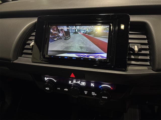 フィット ｅ：ＨＥＶベーシック　４ＷＤ　バックカメラ　ナビ　ＴＶ　クリアランスソナー　オートクルーズコントロール　レーンアシスト　衝突被害軽減システム　アルミホイール　オートライト　ＬＥＤヘッドランプ　スマートキー（4枚目）