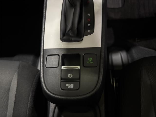 フィット ｅ：ＨＥＶベーシック　４ＷＤ　バックカメラ　ナビ　ＴＶ　クリアランスソナー　オートクルーズコントロール　レーンアシスト　衝突被害軽減システム　アルミホイール　オートライト　ＬＥＤヘッドランプ　スマートキー（7枚目）