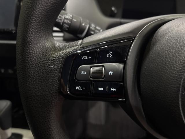 フィット ｅ：ＨＥＶベーシック　４ＷＤ　バックカメラ　ナビ　ＴＶ　クリアランスソナー　オートクルーズコントロール　レーンアシスト　衝突被害軽減システム　アルミホイール　オートライト　ＬＥＤヘッドランプ　スマートキー（10枚目）