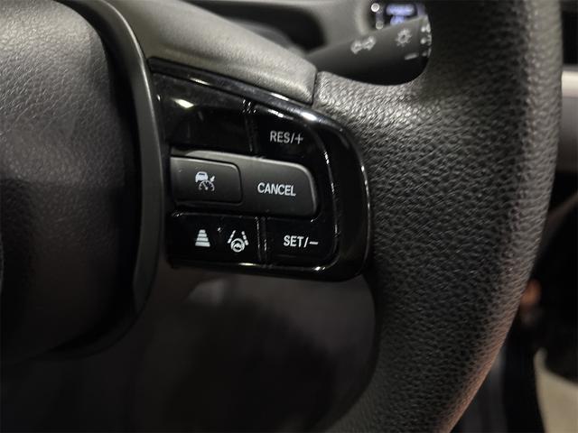 フィット ｅ：ＨＥＶベーシック　４ＷＤ　バックカメラ　ナビ　ＴＶ　クリアランスソナー　オートクルーズコントロール　レーンアシスト　衝突被害軽減システム　アルミホイール　オートライト　ＬＥＤヘッドランプ　スマートキー（11枚目）