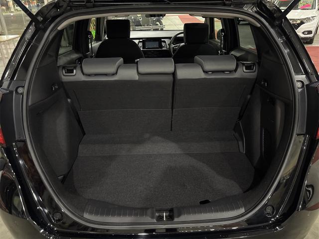 フィット ｅ：ＨＥＶベーシック　４ＷＤ　バックカメラ　ナビ　ＴＶ　クリアランスソナー　オートクルーズコントロール　レーンアシスト　衝突被害軽減システム　アルミホイール　オートライト　ＬＥＤヘッドランプ　スマートキー（18枚目）