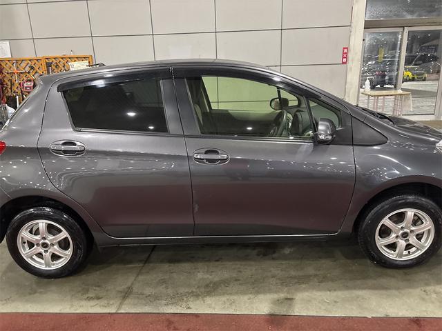 ヴィッツ F 4WD ナビ TV アルミホイール キーレスエントリー 電動格納ミラー CVT 衝突安全ボディ ABS CD DVD再生 Bluetooth エアコン パワーステアリング パワーウィンドウ(14枚目)