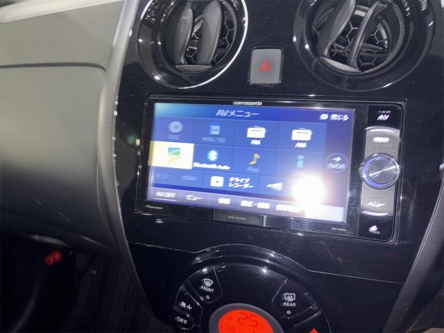 ノート Ｘ　ＦＯＵＲ　ブラックアロー　４ＷＤ　全周囲カメラ　ナビ　ＴＶ　クリアランスソナー　レーンアシスト　衝突被害軽減システム　アルミホイール　スマートキー　電動格納ミラー　ＣＶＴ　盗難防止システム　衝突安全ボディ　ＡＢＳ　ＥＳＣ　ＣＤ（3枚目）