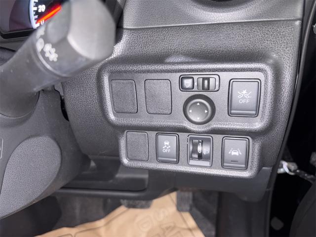 ノート Ｘ　ＦＯＵＲ　ブラックアロー　４ＷＤ　全周囲カメラ　ナビ　ＴＶ　クリアランスソナー　レーンアシスト　衝突被害軽減システム　アルミホイール　スマートキー　電動格納ミラー　ＣＶＴ　盗難防止システム　衝突安全ボディ　ＡＢＳ　ＥＳＣ　ＣＤ（9枚目）