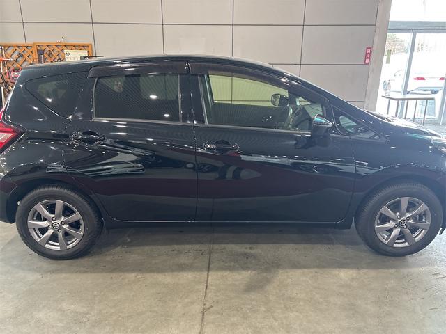 ノート Ｘ　ＦＯＵＲ　ブラックアロー　４ＷＤ　全周囲カメラ　ナビ　ＴＶ　クリアランスソナー　レーンアシスト　衝突被害軽減システム　アルミホイール　スマートキー　電動格納ミラー　ＣＶＴ　盗難防止システム　衝突安全ボディ　ＡＢＳ　ＥＳＣ　ＣＤ（14枚目）