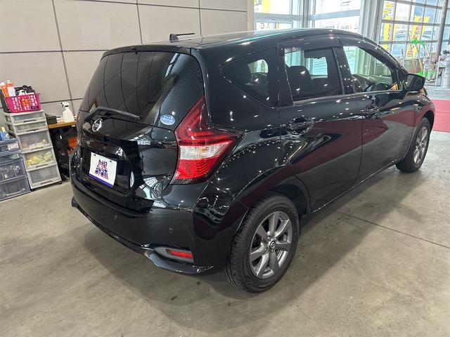 ノート Ｘ　ＦＯＵＲ　ブラックアロー　４ＷＤ　全周囲カメラ　ナビ　ＴＶ　クリアランスソナー　レーンアシスト　衝突被害軽減システム　アルミホイール　スマートキー　電動格納ミラー　ＣＶＴ　盗難防止システム　衝突安全ボディ　ＡＢＳ　ＥＳＣ　ＣＤ（15枚目）