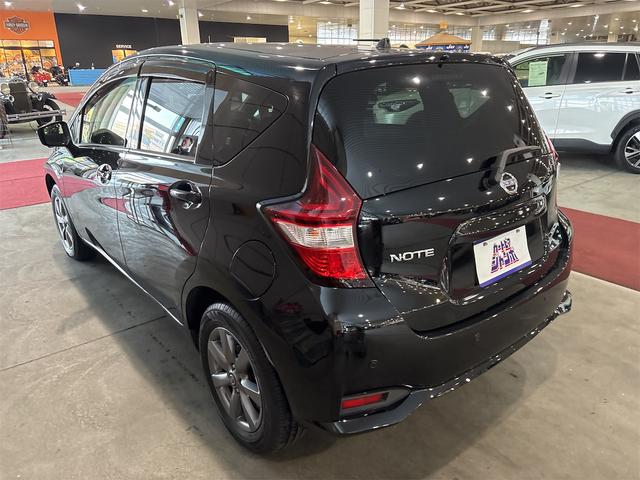 ノート Ｘ　ＦＯＵＲ　ブラックアロー　４ＷＤ　全周囲カメラ　ナビ　ＴＶ　クリアランスソナー　レーンアシスト　衝突被害軽減システム　アルミホイール　スマートキー　電動格納ミラー　ＣＶＴ　盗難防止システム　衝突安全ボディ　ＡＢＳ　ＥＳＣ　ＣＤ（17枚目）