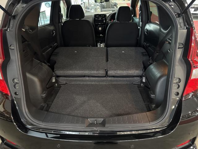 ノート Ｘ　ＦＯＵＲ　ブラックアロー　４ＷＤ　全周囲カメラ　ナビ　ＴＶ　クリアランスソナー　レーンアシスト　衝突被害軽減システム　アルミホイール　スマートキー　電動格納ミラー　ＣＶＴ　盗難防止システム　衝突安全ボディ　ＡＢＳ　ＥＳＣ　ＣＤ（18枚目）