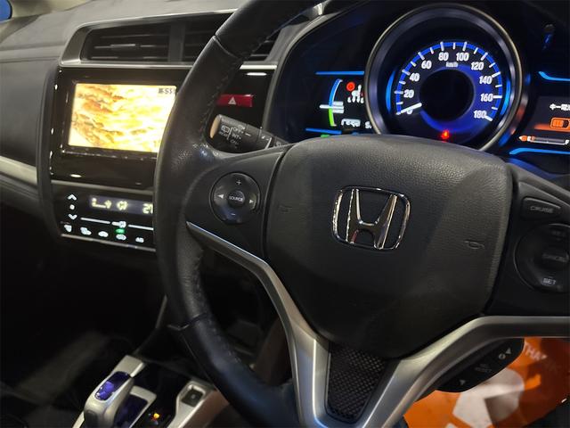 フィットハイブリッド Ｆパッケージ　４ＷＤ　ハイブリッド　バックカメラ　ＴＶ　オートクルーズコントロール　オートライト　スマートキー　アイドリングストップ　電動格納ミラー　ＡＴ　盗難防止システム　衝突安全ボディ　ＣＤ　ＤＶＤ再生　ＵＳＢ（3枚目）