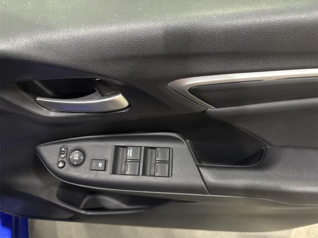 フィットハイブリッド Ｆパッケージ　４ＷＤ　ハイブリッド　バックカメラ　ＴＶ　オートクルーズコントロール　オートライト　スマートキー　アイドリングストップ　電動格納ミラー　ＡＴ　盗難防止システム　衝突安全ボディ　ＣＤ　ＤＶＤ再生　ＵＳＢ（8枚目）