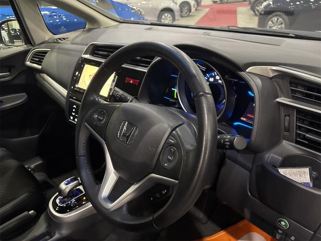 フィットハイブリッド Ｆパッケージ　４ＷＤ　ハイブリッド　バックカメラ　ＴＶ　オートクルーズコントロール　オートライト　スマートキー　アイドリングストップ　電動格納ミラー　ＡＴ　盗難防止システム　衝突安全ボディ　ＣＤ　ＤＶＤ再生　ＵＳＢ（10枚目）