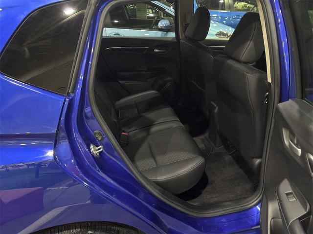 フィットハイブリッド Ｆパッケージ　４ＷＤ　ハイブリッド　バックカメラ　ＴＶ　オートクルーズコントロール　オートライト　スマートキー　アイドリングストップ　電動格納ミラー　ＡＴ　盗難防止システム　衝突安全ボディ　ＣＤ　ＤＶＤ再生　ＵＳＢ（11枚目）