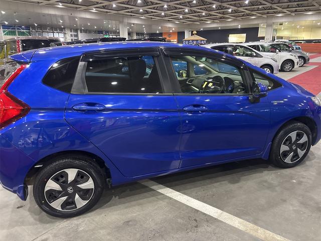 フィットハイブリッド Ｆパッケージ　４ＷＤ　ハイブリッド　バックカメラ　ＴＶ　オートクルーズコントロール　オートライト　スマートキー　アイドリングストップ　電動格納ミラー　ＡＴ　盗難防止システム　衝突安全ボディ　ＣＤ　ＤＶＤ再生　ＵＳＢ（15枚目）