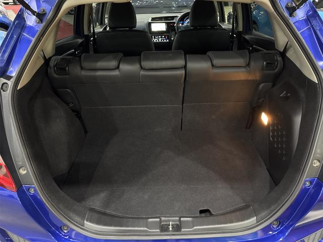 フィットハイブリッド Ｆパッケージ　４ＷＤ　ハイブリッド　バックカメラ　ＴＶ　オートクルーズコントロール　オートライト　スマートキー　アイドリングストップ　電動格納ミラー　ＡＴ　盗難防止システム　衝突安全ボディ　ＣＤ　ＤＶＤ再生　ＵＳＢ（19枚目）