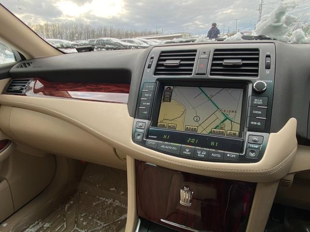 クラウン ロイヤルサルーンｉ－Ｆｏｕｒ　４ＷＤ・純正ナビ・バックカメラ・エンジンスターター・パワーシート（5枚目）