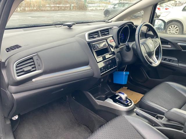 フィットハイブリッド Lパッケージ 4WD・ハイブリッド・ハーフレザーシート・純正エンジンスターター・プッシュスタート(8枚目)