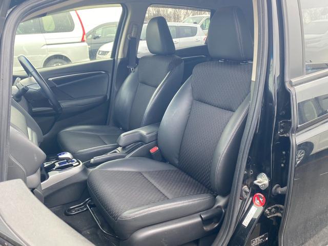 フィットハイブリッド Lパッケージ 4WD・ハイブリッド・ハーフレザーシート・純正エンジンスターター・プッシュスタート(9枚目)