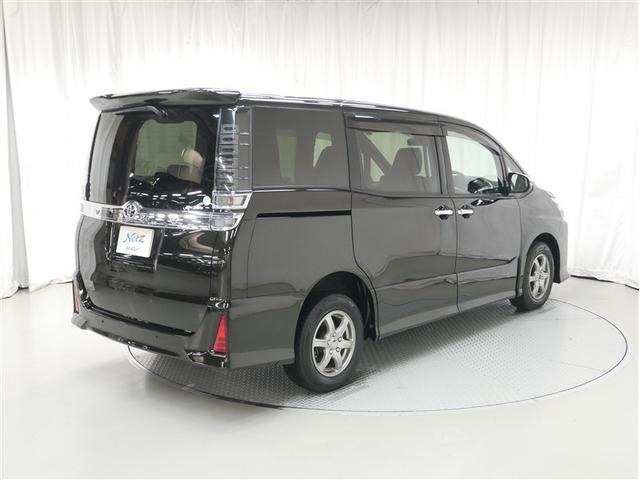 ヴォクシー ZS 煌III 4WD フルセグ メモリーナビ DVD再生 ミュージックプレイヤー接続可 バックカメラ 衝突被害軽減システム ETC 両側電動スライド LEDヘッドランプ ウオークスルー 乗車定員7人 3列シート(3枚目)