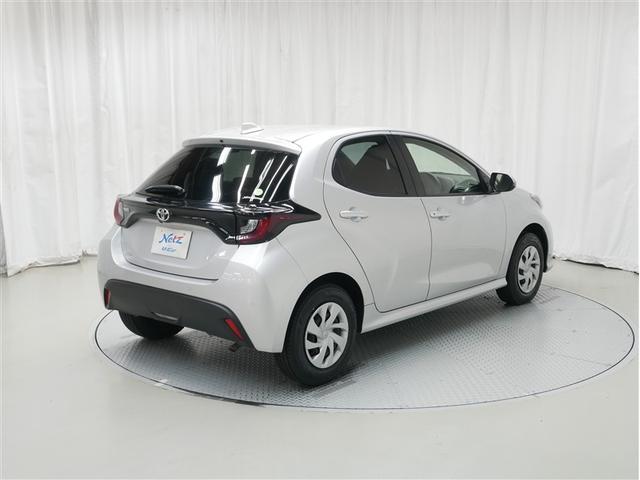 ヤリス Ｘ　４ＷＤ　メモリーナビ　ミュージックプレイヤー接続可　バックカメラ　衝突被害軽減システム　ＥＴＣ　記録簿（3枚目）