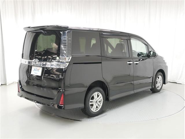 ヴォクシー ZS 煌III 4WD フルセグ メモリーナビ DVD再生 ミュージックプレイヤー接続可 バックカメラ 衝突被害軽減システム ETC 両側電動スライド LEDヘッドランプ ウオークスルー 乗車定員7人 3列シート(3枚目)