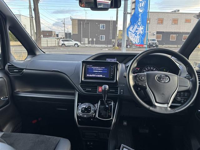 ヴォクシー ＺＳ　煌ＩＩＩ　４ＷＤ　フルセグ　メモリーナビ　ＤＶＤ再生　ミュージックプレイヤー接続可　バックカメラ　衝突被害軽減システム　両側電動スライド　ＬＥＤヘッドランプ　ウオークスルー　乗車定員７人　３列シート　記録簿（6枚目）