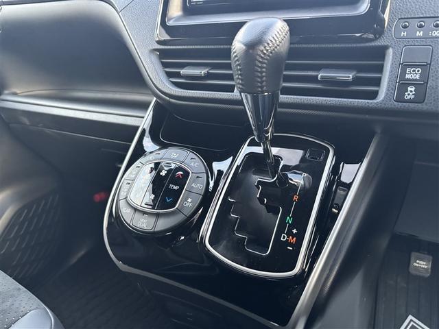 ヴォクシー ＺＳ　煌ＩＩＩ　４ＷＤ　フルセグ　メモリーナビ　ＤＶＤ再生　ミュージックプレイヤー接続可　バックカメラ　衝突被害軽減システム　両側電動スライド　ＬＥＤヘッドランプ　ウオークスルー　乗車定員７人　３列シート　記録簿（12枚目）