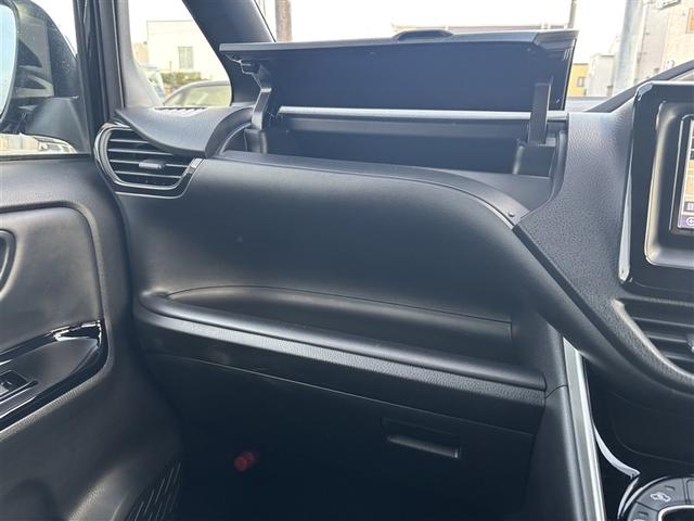 ヴォクシー ＺＳ　煌ＩＩＩ　４ＷＤ　フルセグ　メモリーナビ　ＤＶＤ再生　ミュージックプレイヤー接続可　バックカメラ　衝突被害軽減システム　両側電動スライド　ＬＥＤヘッドランプ　ウオークスルー　乗車定員７人　３列シート　記録簿（18枚目）