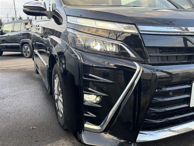 ヴォクシー ＺＳ　煌ＩＩＩ　４ＷＤ　フルセグ　メモリーナビ　ＤＶＤ再生　ミュージックプレイヤー接続可　バックカメラ　衝突被害軽減システム　両側電動スライド　ＬＥＤヘッドランプ　ウオークスルー　乗車定員７人　３列シート　記録簿（25枚目）