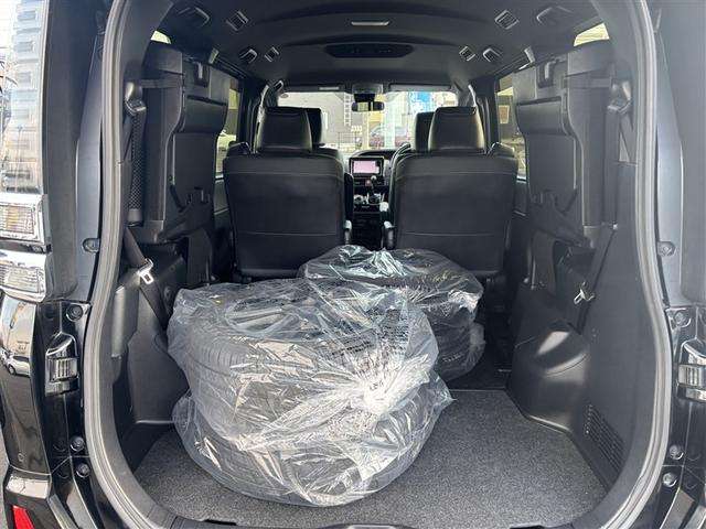 ヴォクシー ＺＳ　煌ＩＩＩ　４ＷＤ　フルセグ　メモリーナビ　ＤＶＤ再生　ミュージックプレイヤー接続可　バックカメラ　衝突被害軽減システム　両側電動スライド　ＬＥＤヘッドランプ　ウオークスルー　乗車定員７人　３列シート　記録簿（28枚目）