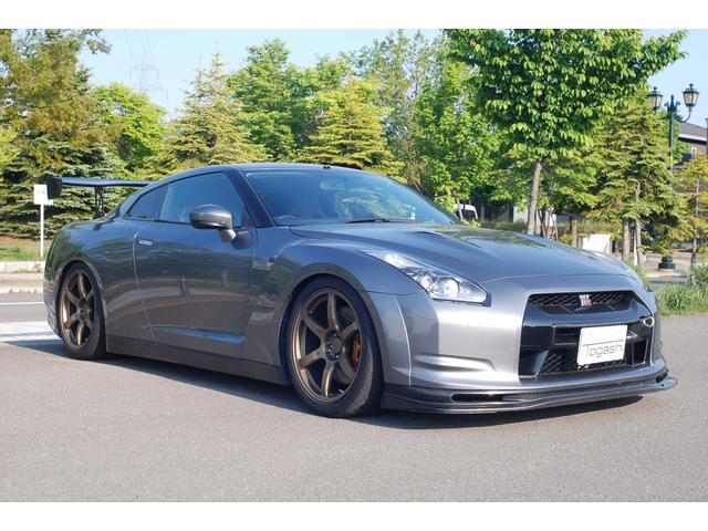 ＧＴ－Ｒ ベースグレード　４ＷＤ　ＶＯＲＫ２０インチ　車高調　Ｆ社外リップ　Ｆワイドフェンダー　ＳＡＲＤフロントパイプ　ＨＫＳマフラー　　ＶＯＬＴＥＸ社製カーボンＧＴウィング　ミッションアッパープログラム済　オイルライン対策済（6枚目）