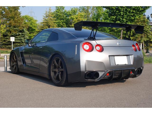 ＧＴ－Ｒ ベースグレード　４ＷＤ　ＶＯＲＫ２０インチ　車高調　Ｆ社外リップ　Ｆワイドフェンダー　ＳＡＲＤフロントパイプ　ＨＫＳマフラー　　ＶＯＬＴＥＸ社製カーボンＧＴウィング　ミッションアッパープログラム済　オイルライン対策済（9枚目）