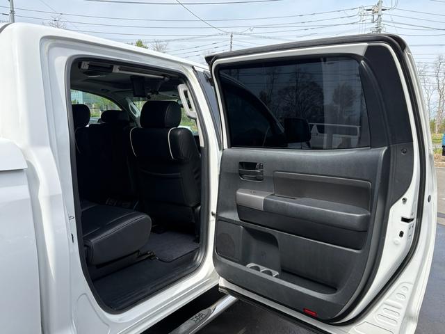 タンドラ クルーマックス　ＳＲ５　新車並行　本州仕入車　ワンオーナー　サンルーフ　６人乗　５．７Ｌ　パートタイム４ＷＤ　レザーシート　トノカバー　１８インチ社外アルミ　ＴＯＹＯ　オープンカントリーＭ／Ｔ　社外ナビ　バックカメラ　ＥＴＣ（24枚目）