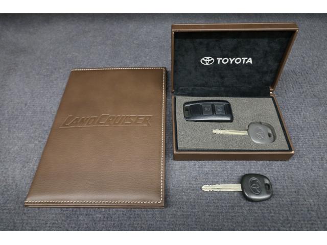 ランドクルーザー７０ 　グレーメタリック　ブラックアウト　新品ＴＯＹＯＴＡグリル　フォグランプ　オプション前後デフロック　純正ＳＤナビ　ＥＴＣ　グラントレック　新品エクストリームＪホイール　本州仕入れ車　新品ジャオスマフラー（18枚目）