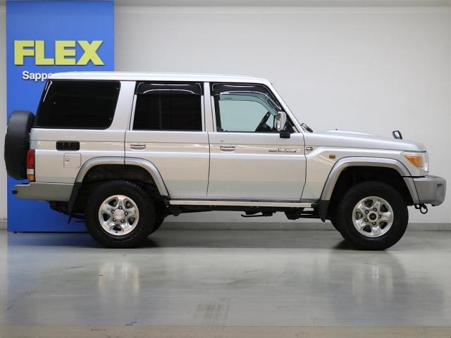 ランドクルーザー７０ ４．０　４ＷＤ　復刻版７０　新品ＪＡＯＳマフラー　フルセグナビ　Ｂカメラ　ＥＴＣ　前後ドラレコ　レーダー　スロットルコントローラー　新品ＲＥＡＬハンドル　ウッドシフトノブ　本州仕入　スロットルスペーサー　純正１６ＡＷ（6枚目）