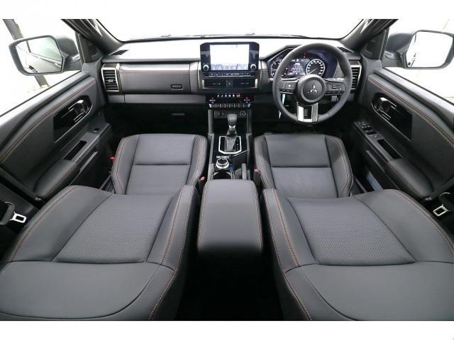 トライトン ＧＳＲ　ジェットブラックマイカ　ＧＳＲ専用装備　Ｒデフロック　マルチアラウンドモニター　純正９インチナビ　前席シートヒーター　ステアリングヒーター　新品リフトＵＰ　新品ジオランダーＭＴ　新品オリジナルホイール（9枚目）