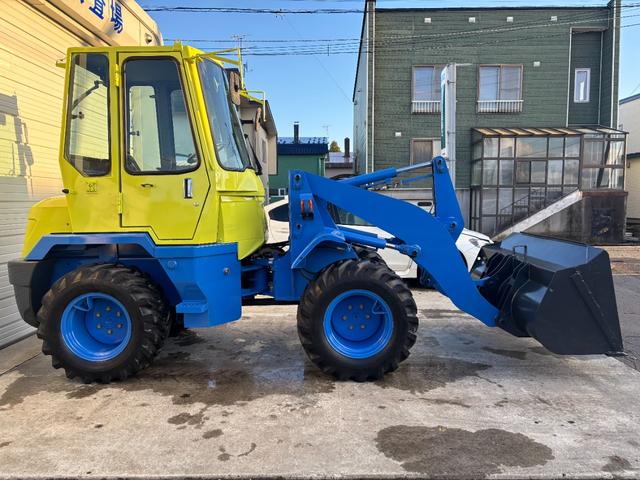 日本 古河機械金属(株)ホイールローダ FL303-3 AT2段切り替え バッテリー新品 バケット容量0.50? 20384時間 塗装済み エンジン1500ターボ タイヤチェーン有(4枚目)